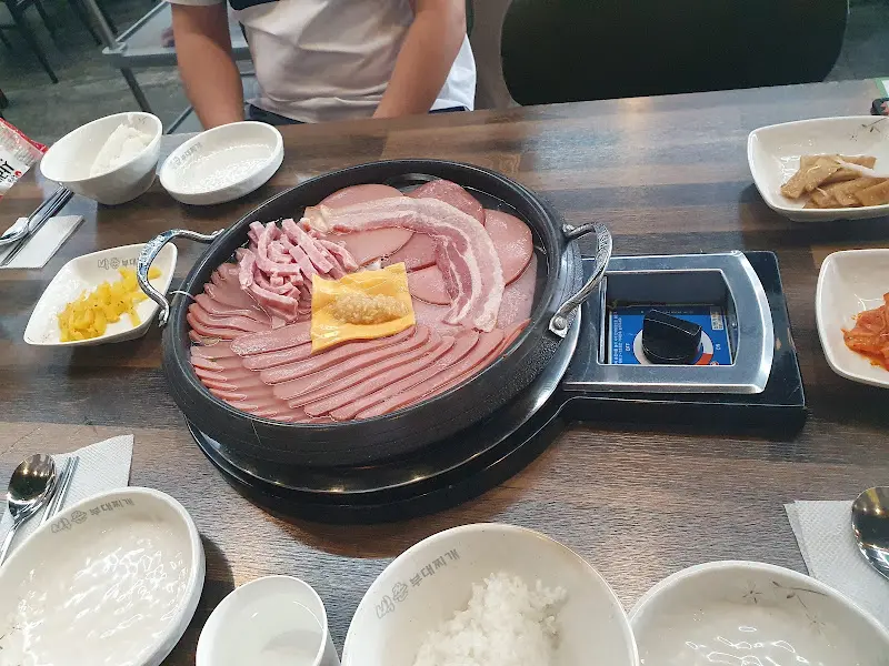 푸짐한 부대찌개 한 상 차림