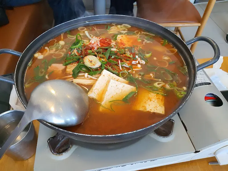 유성불백 김치찌개 끓는 모습