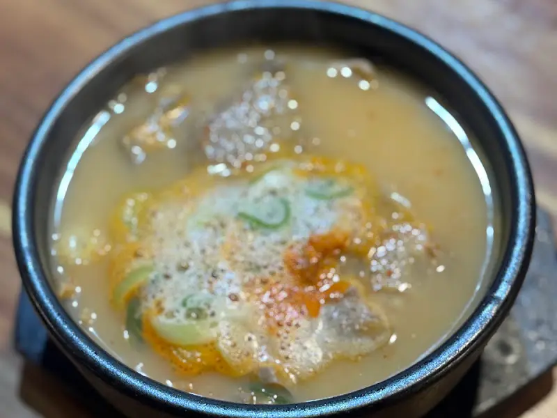 다진 마늘과 양념장이 들어간 돼지국밥