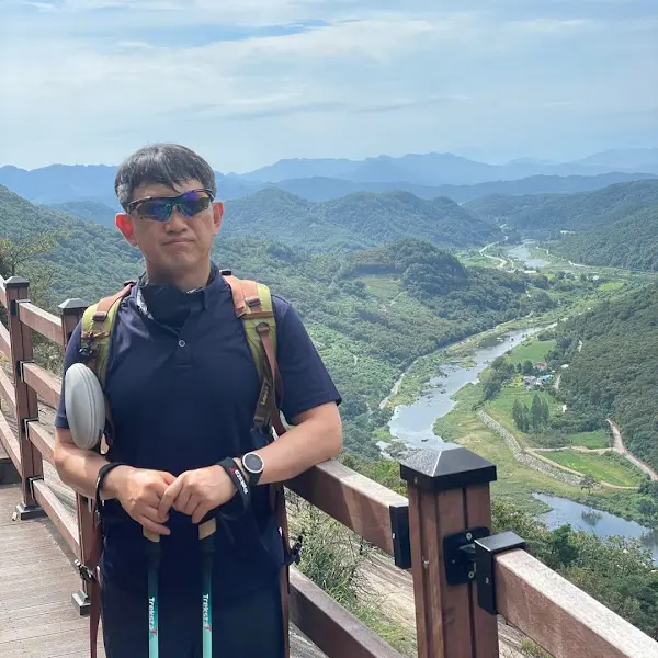 여항산 등반 중 찍은 사진, 푸른 하늘과 겹겹이 이어진 산 능선이 아름답다.