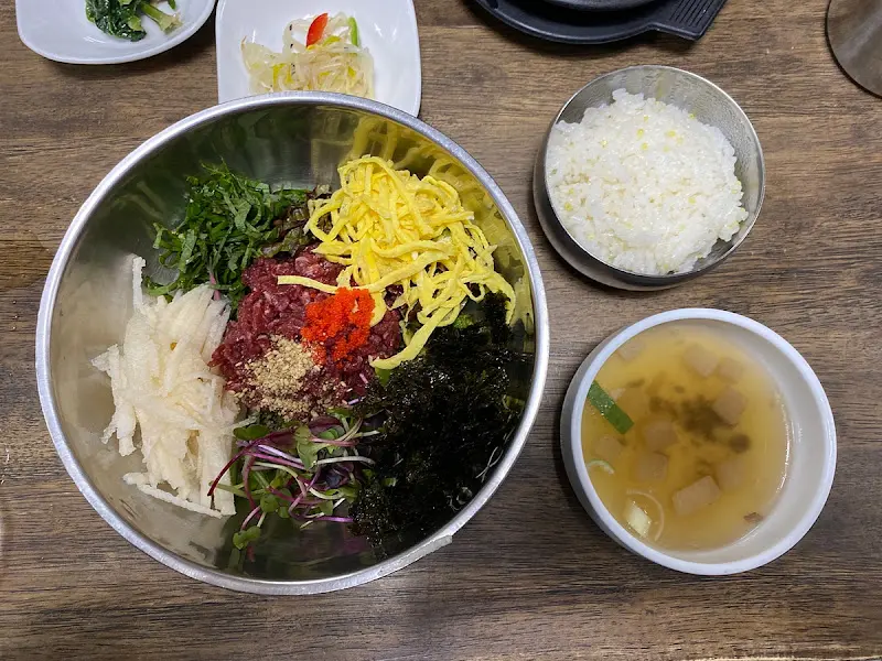 육회비빔밥 한 상 차림