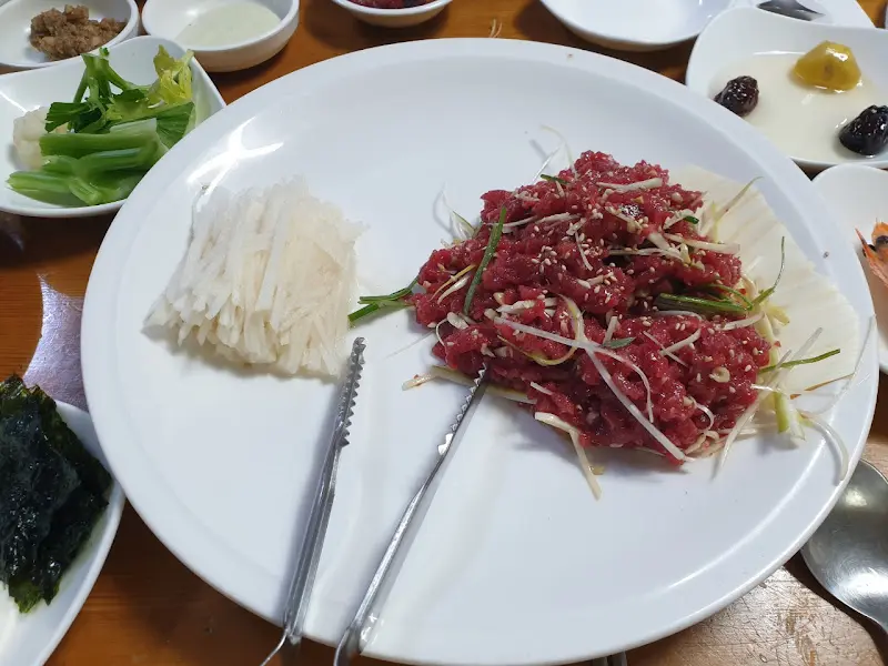 신선한 육회의 클로즈업