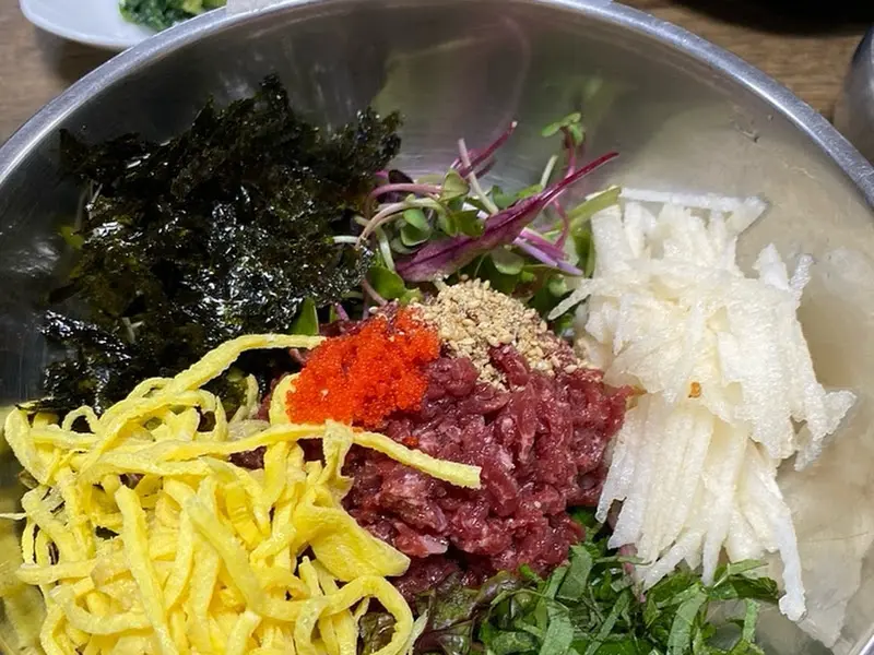 육회비빔밥 재료들의 조화