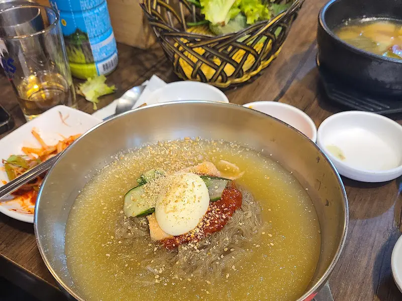 깔끔하게 차려진 밑반찬과 시원한 물냉면