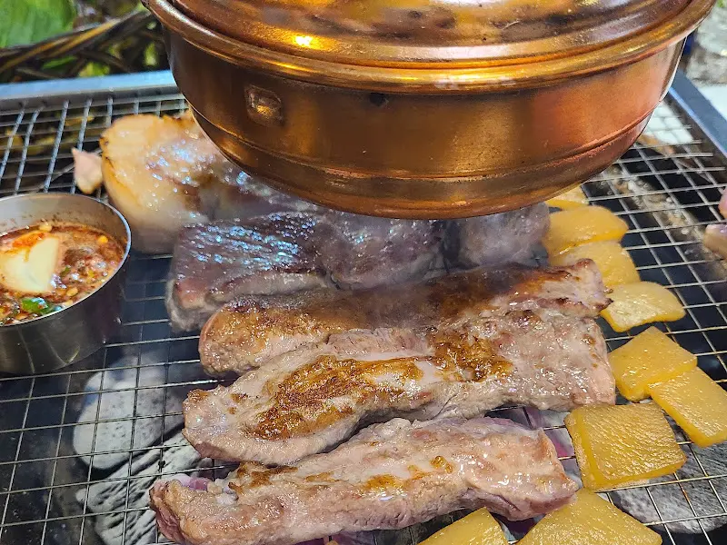 멜젓에 찍어먹는 돼지고기