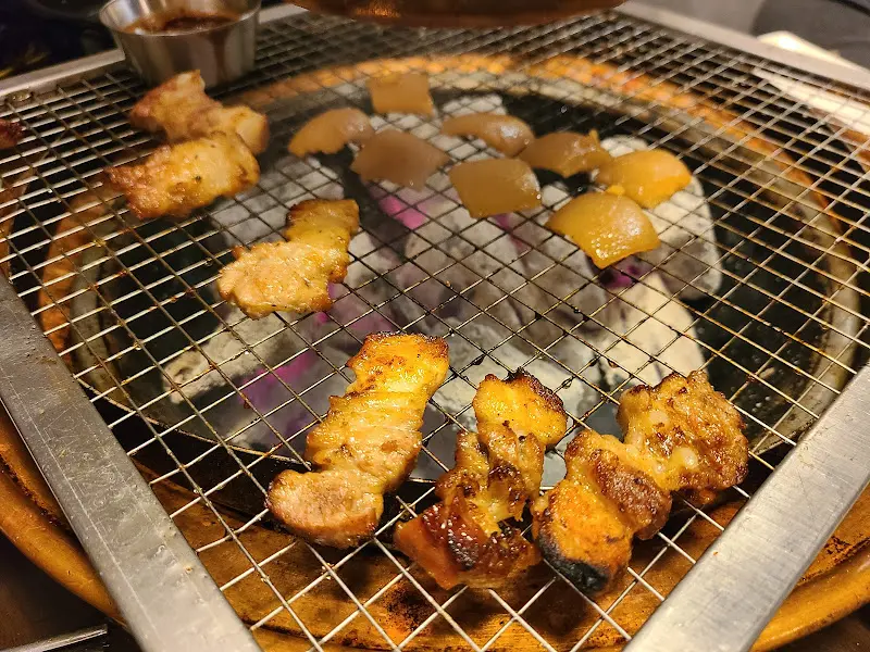 숯불 위에 맛있게 구워진 돼지고기