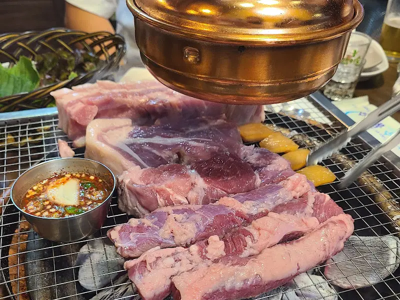 맛있게 익어가는 돼지고기와 멜젓