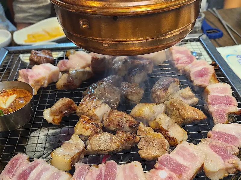 고기와 함께 곁들여 먹는 시원한 냉면