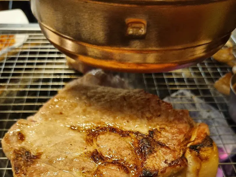 숯불의 화력으로 맛있게 익어가는 돼지고기