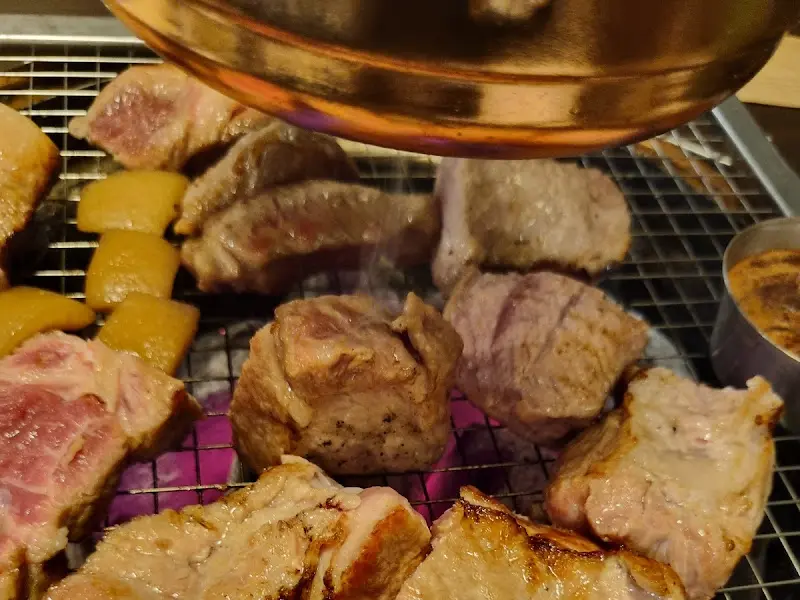 숯불 위에서 노릇노릇 익어가는 돼지고기