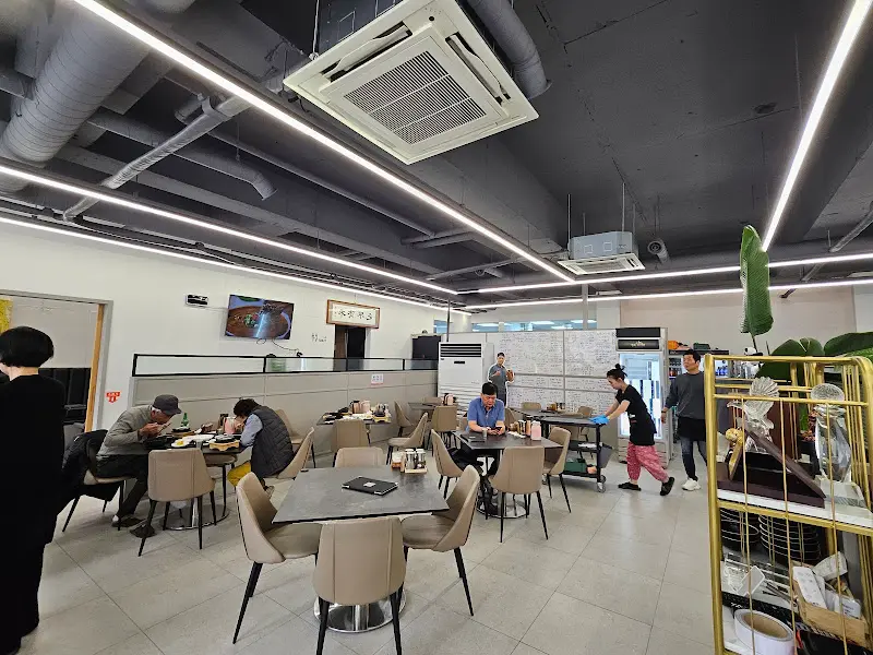 넓고 쾌적한 식당 내부