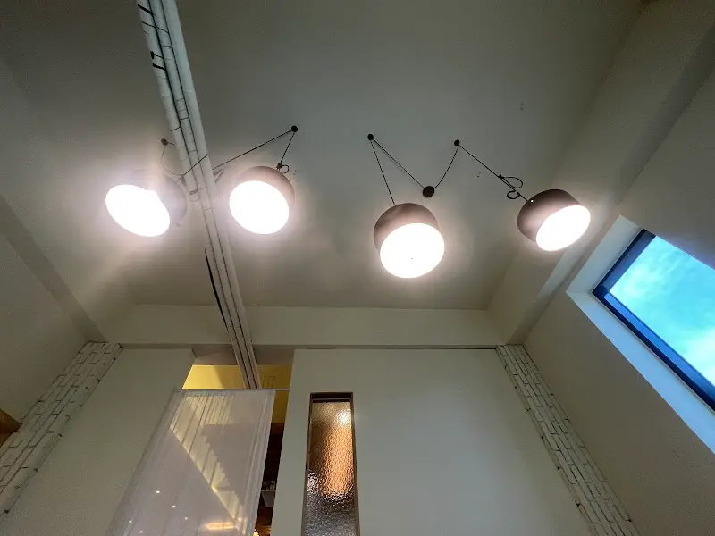 2층으로 향하는 계단 천장의 조명