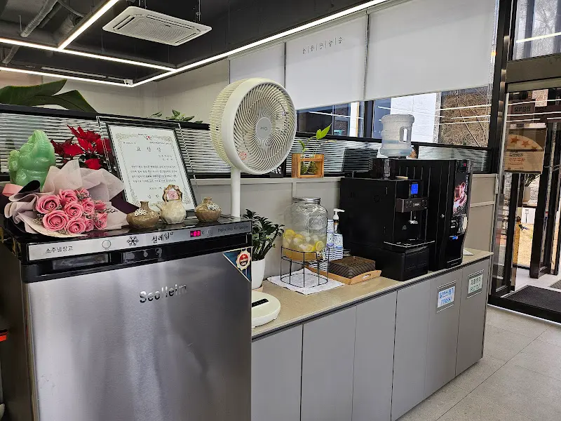 깔끔한 식당 내부