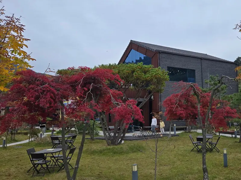 카페 외부 정원