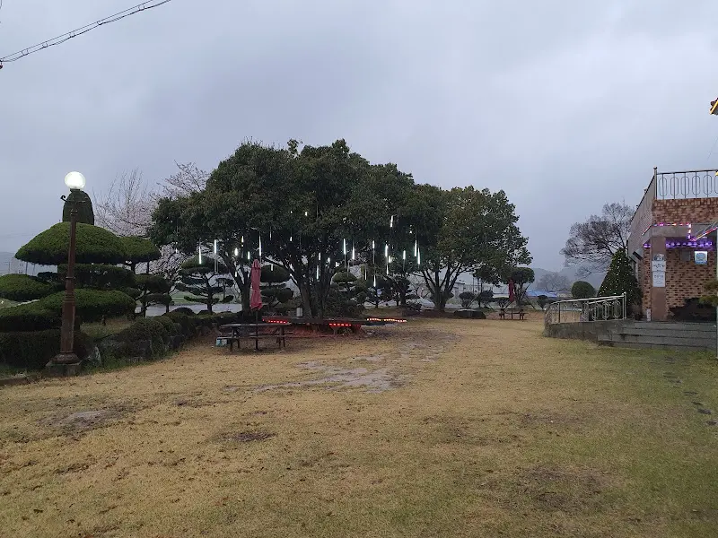 인심식당의 아름다운 정원