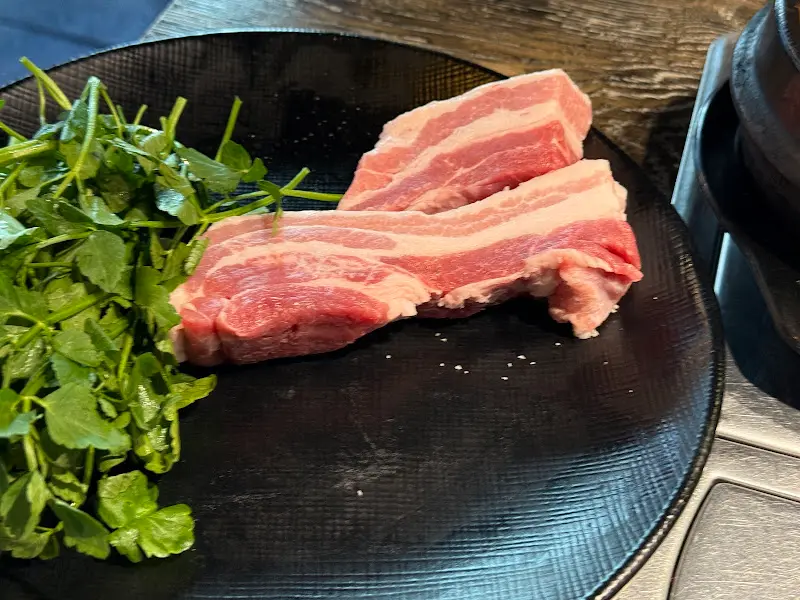 윤기가 흐르는 푸름상회의 숙성 삼겹살