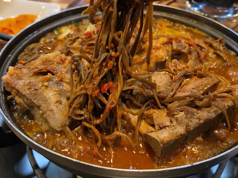 젓가락으로 들어올린 고구마순