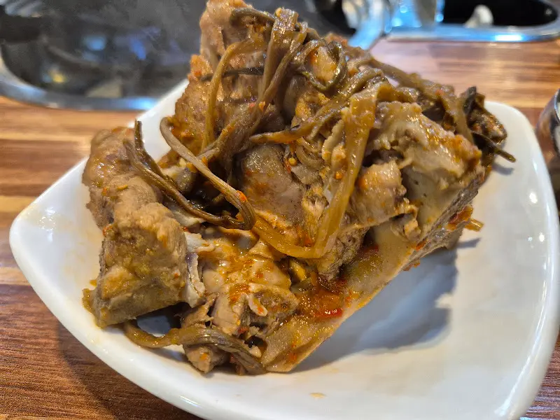 접시에 담긴 살코기와 고구마순