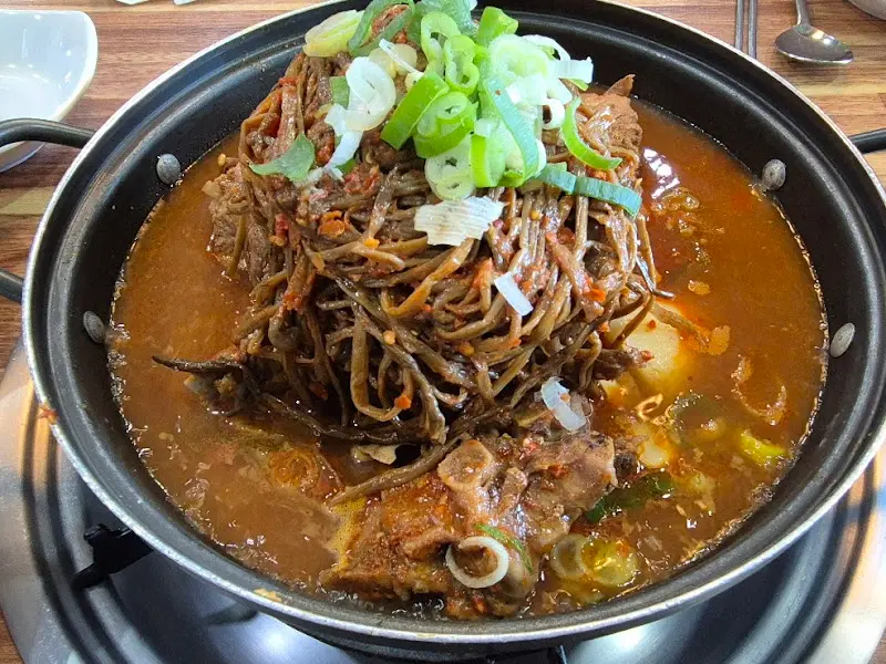 고구마순이 듬뿍 올려진 감자탕