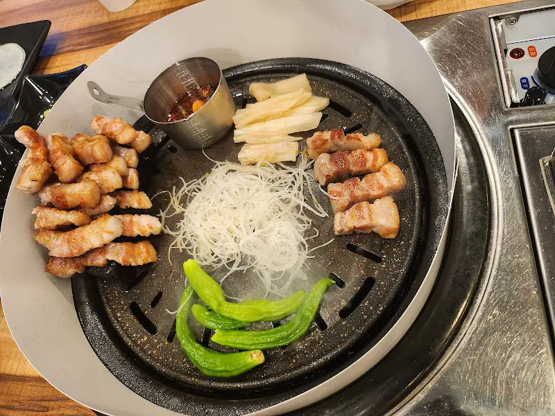 고기와 구워먹는 치즈, 그리고 곁들임 채소