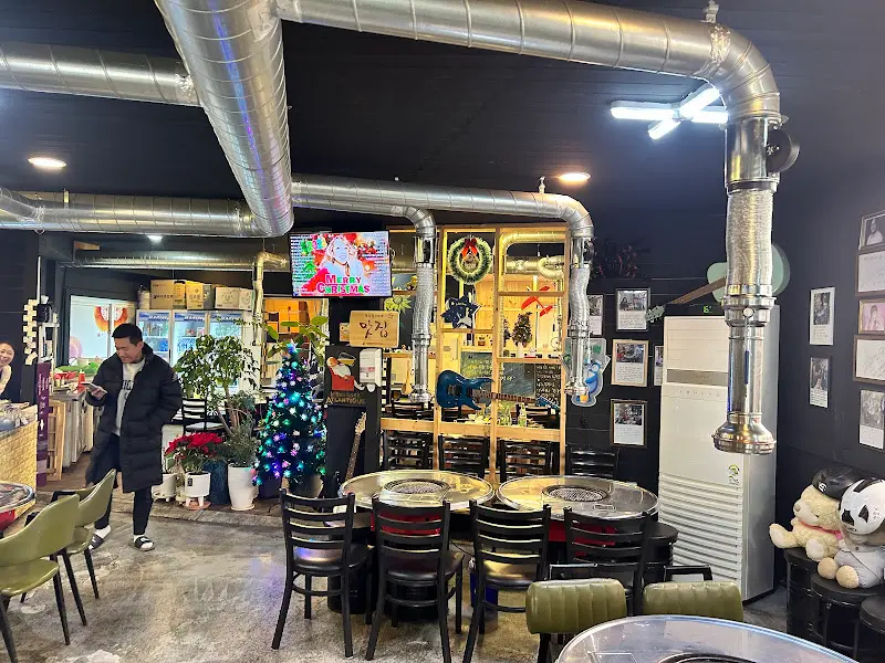 따뜻하고 아늑한 분위기의 매장 내부