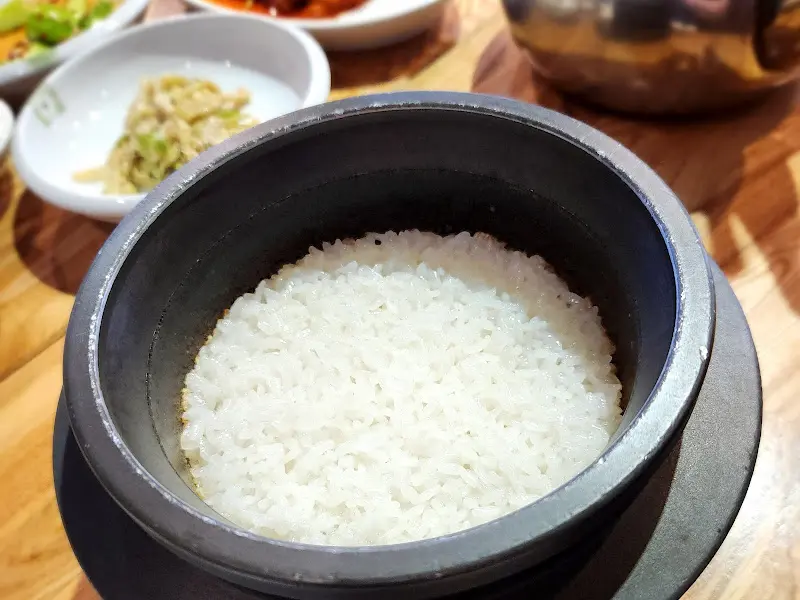 윤기가 흐르는 돌솥밥