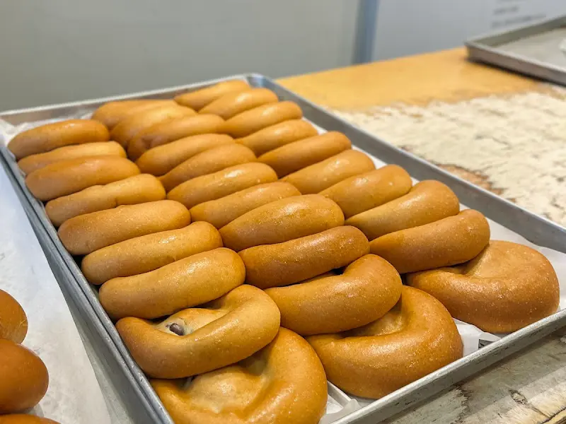 쟁반 위에 가득 담긴 단팥빵