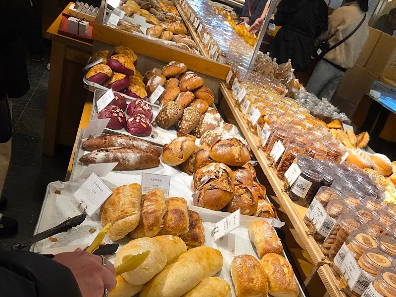 이성당 내부, 손님들이 빵을 고르는 모습