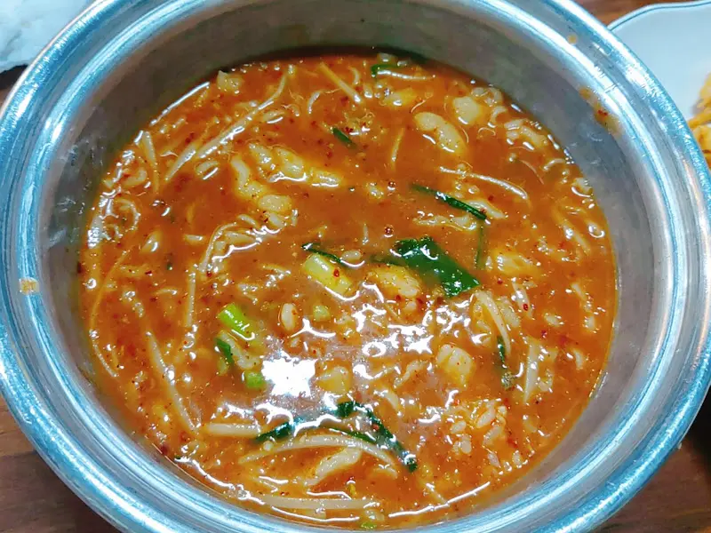 어죽이 담긴 낡은 양은 냄비