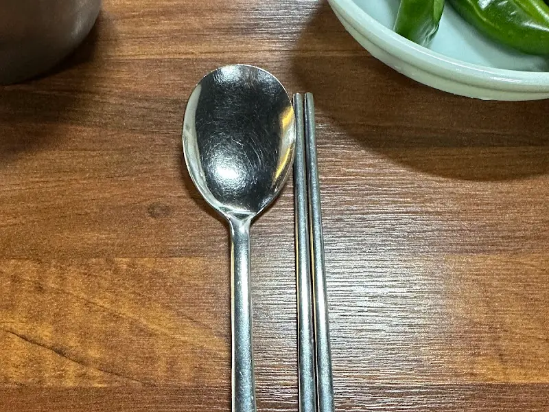 테이블에 놓인 수저와 젓가락