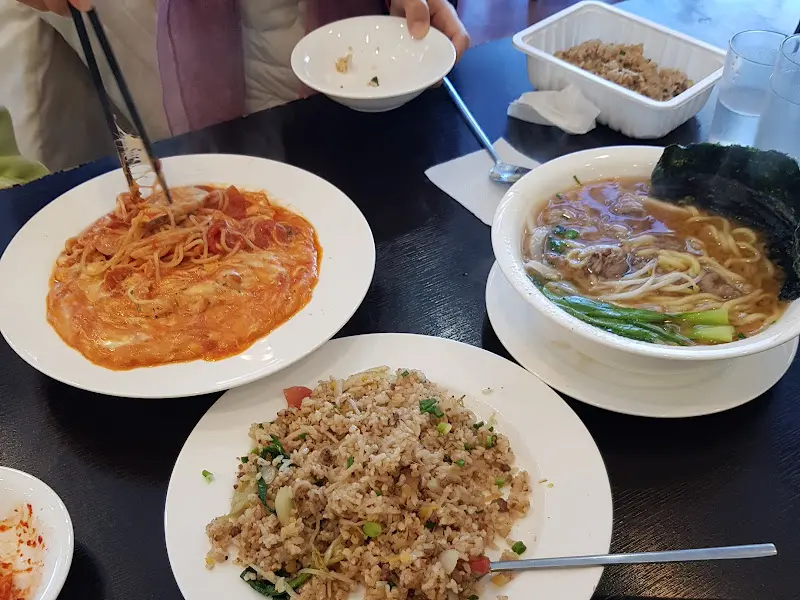 다양한 메뉴가 푸짐하게 차려진 모습