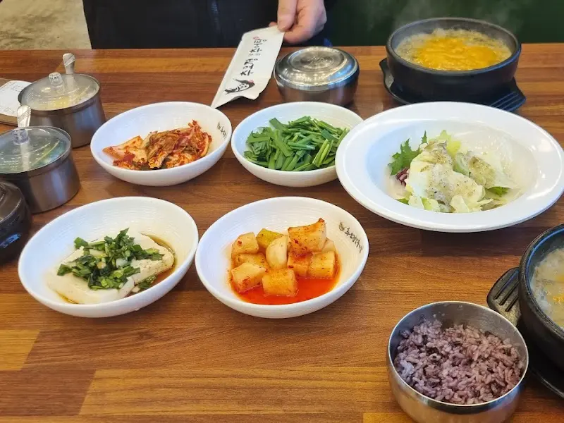 푸짐한 밑반찬과 추어탕