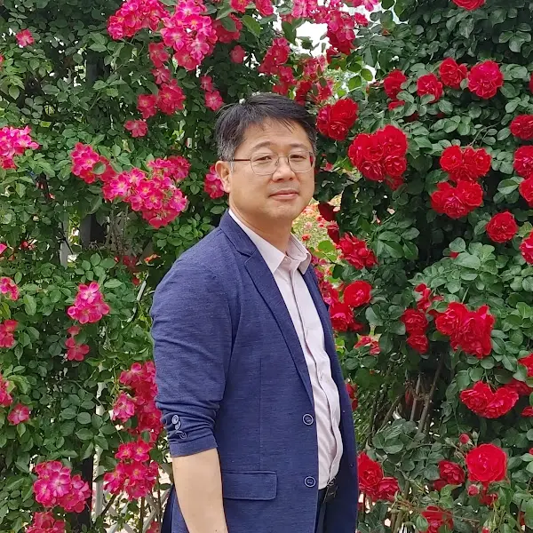 꽃을 배경으로 한 남성