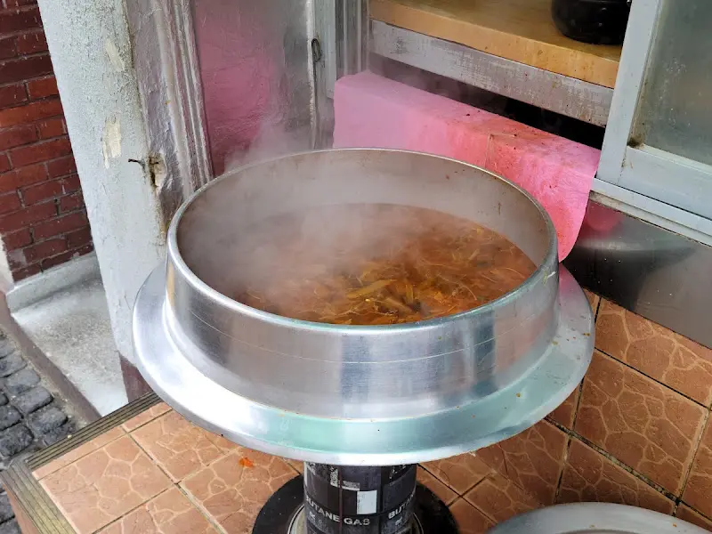 솥에서 끓고 있는 선지국밥