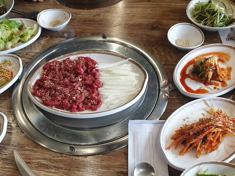 신선한 육회와 밑반찬