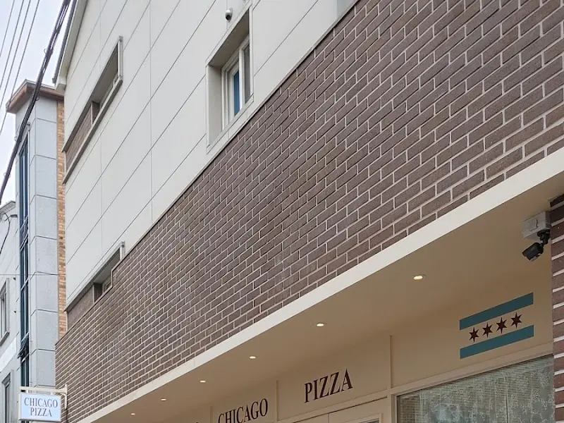 깔끔한 벽돌 외관의 제임스 시카고 피자