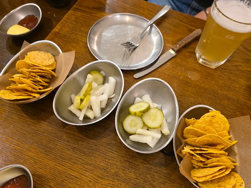 피자와 함께 곁들여 먹기 좋은 피클과 나쵸