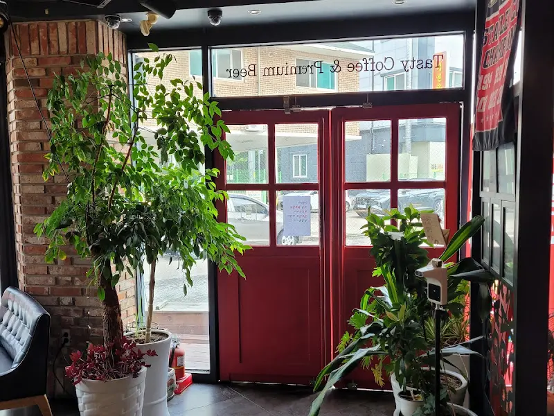 빨간 문이 인상적인 가게 입구