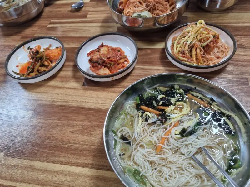 잔치국수와 비빔국수 한 상