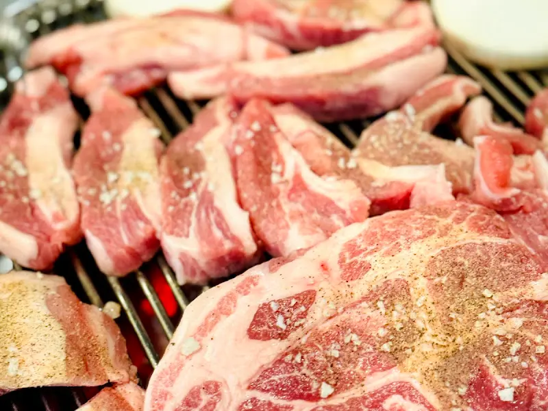 두툼한 소금구이와 생삼겹살