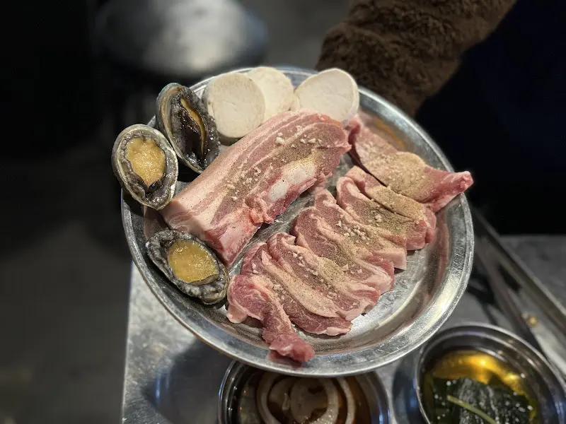 고기와 함께 제공되는 싱싱한 활전복