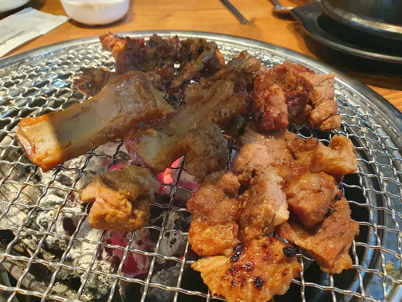 숯불 위에서 맛있게 익어가는 양념갈비