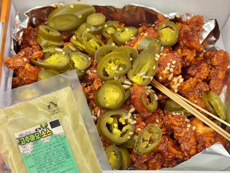 할라피뇨 닭강정과 고추마요 소스