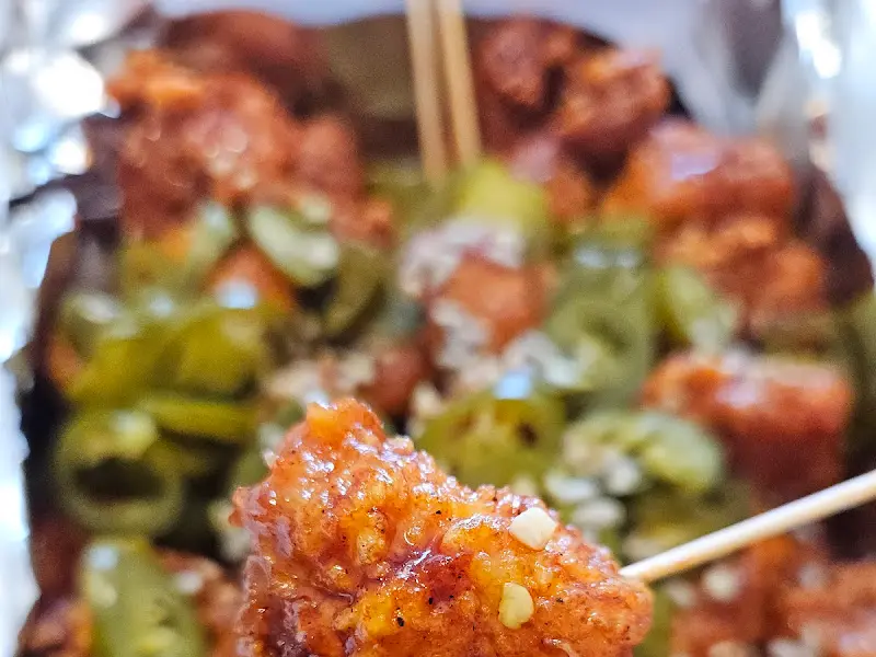 젓가락으로 집은 닭강정