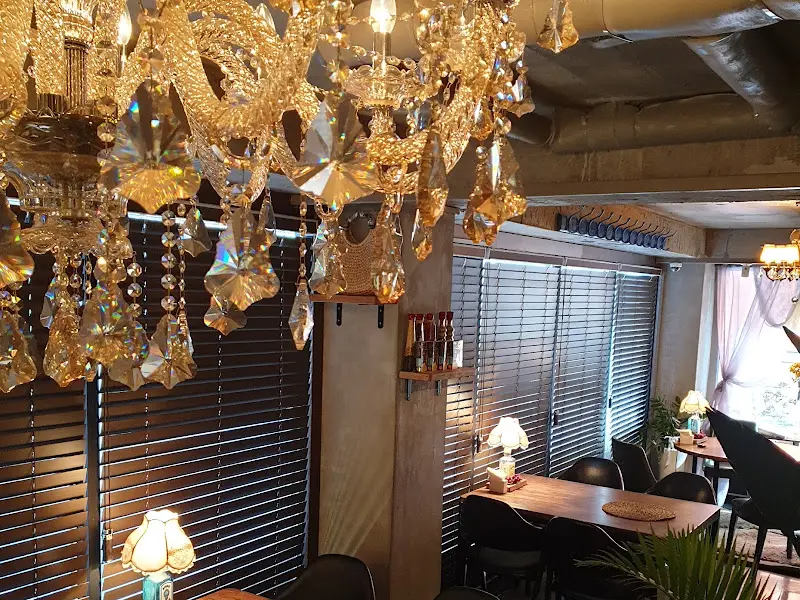 화려한 샹들리에가 빛나는 레스토랑 내부