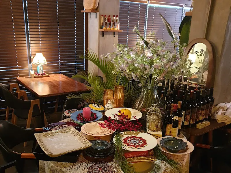 앤티크한 소품과 꽃으로 장식된 테이블