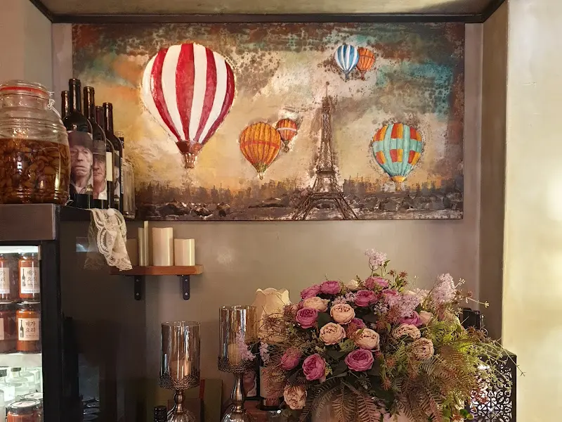 열기구 그림이 걸린 벽면