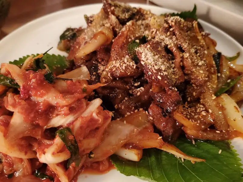 정갈하게 담긴 메인 요리