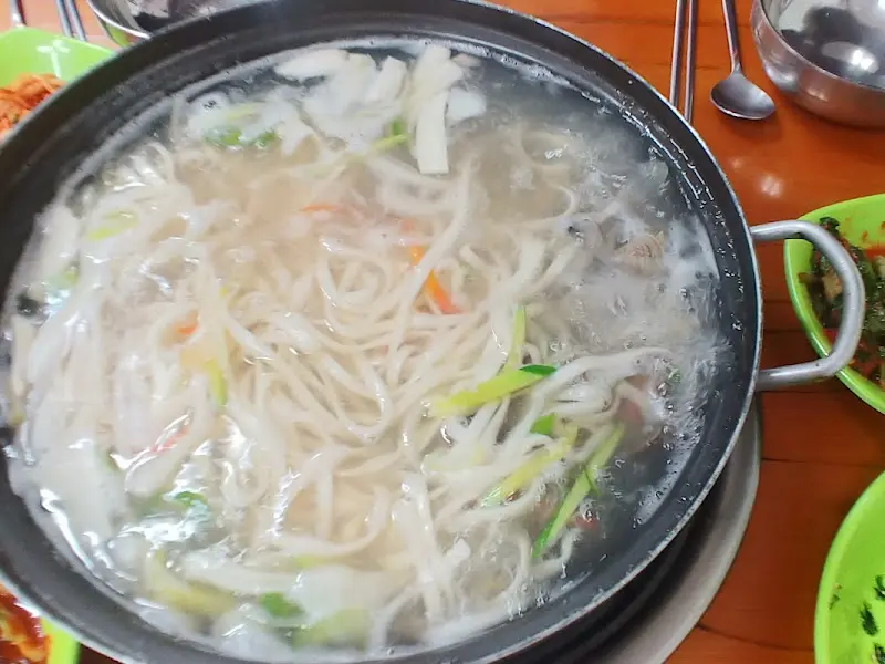 칼국수와 반찬이 함께 놓인 테이블