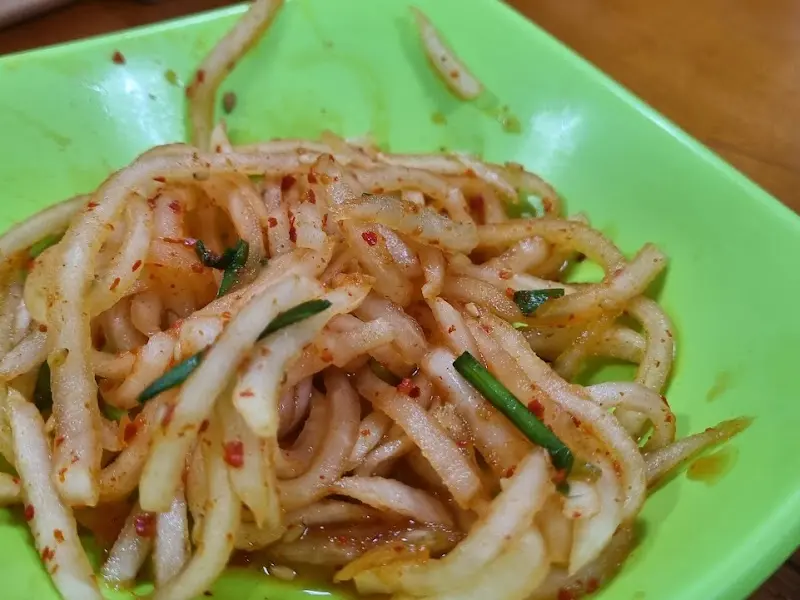 보리밥에 비벼 먹는 무생채